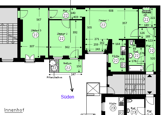 Ein Grundriss eines Hauses mit einem blauen Pfeil, der nach Süden zeigt