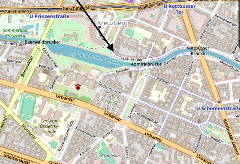 Eine Karte einer Stadt mit einem schwarzen Pfeil, der nach Kreuzberg zeigt