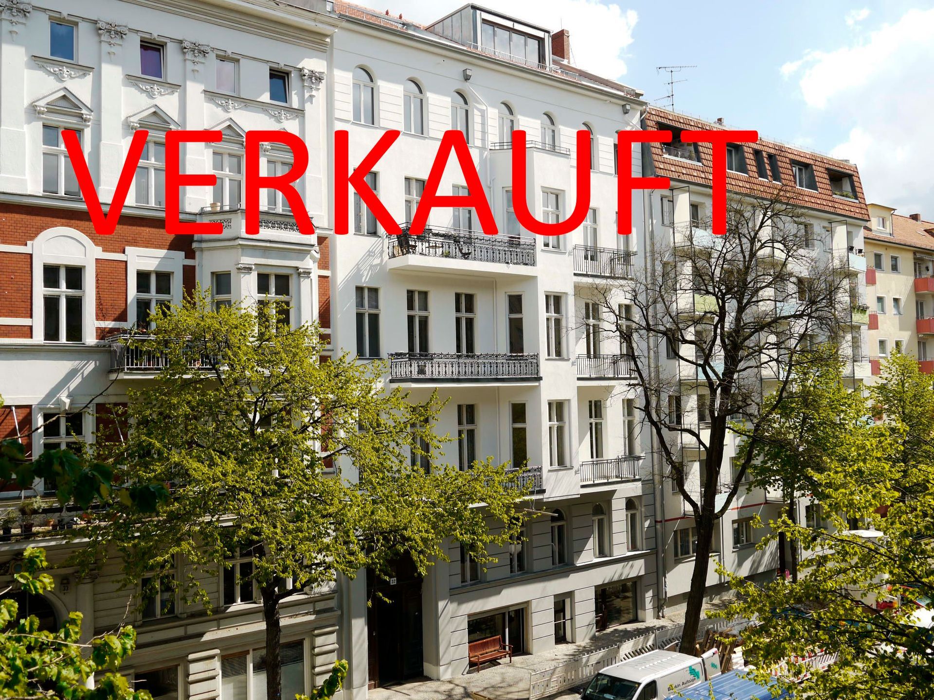 Eine Reihe von Gebäuden mit Bäumen davor