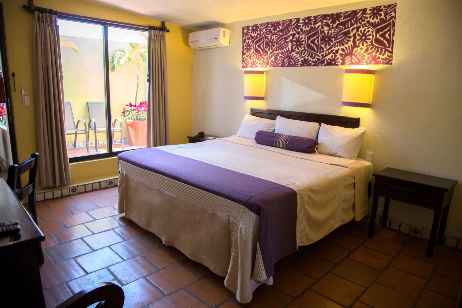 HOTEL PARADOR DEL DOMINICO.Una habitación de hotel con una cama grande y una ventana grande