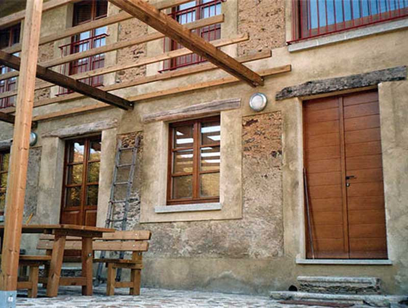 Casa con serramenti
