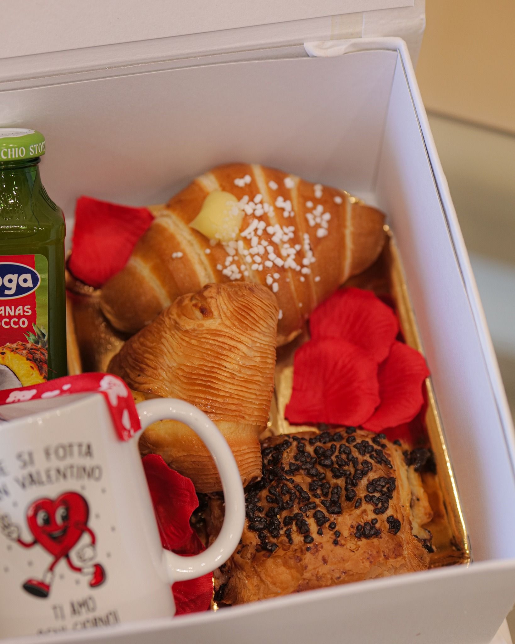 Box regalo con cappuccino, spremuta, succo, brioches, dolci e tazza