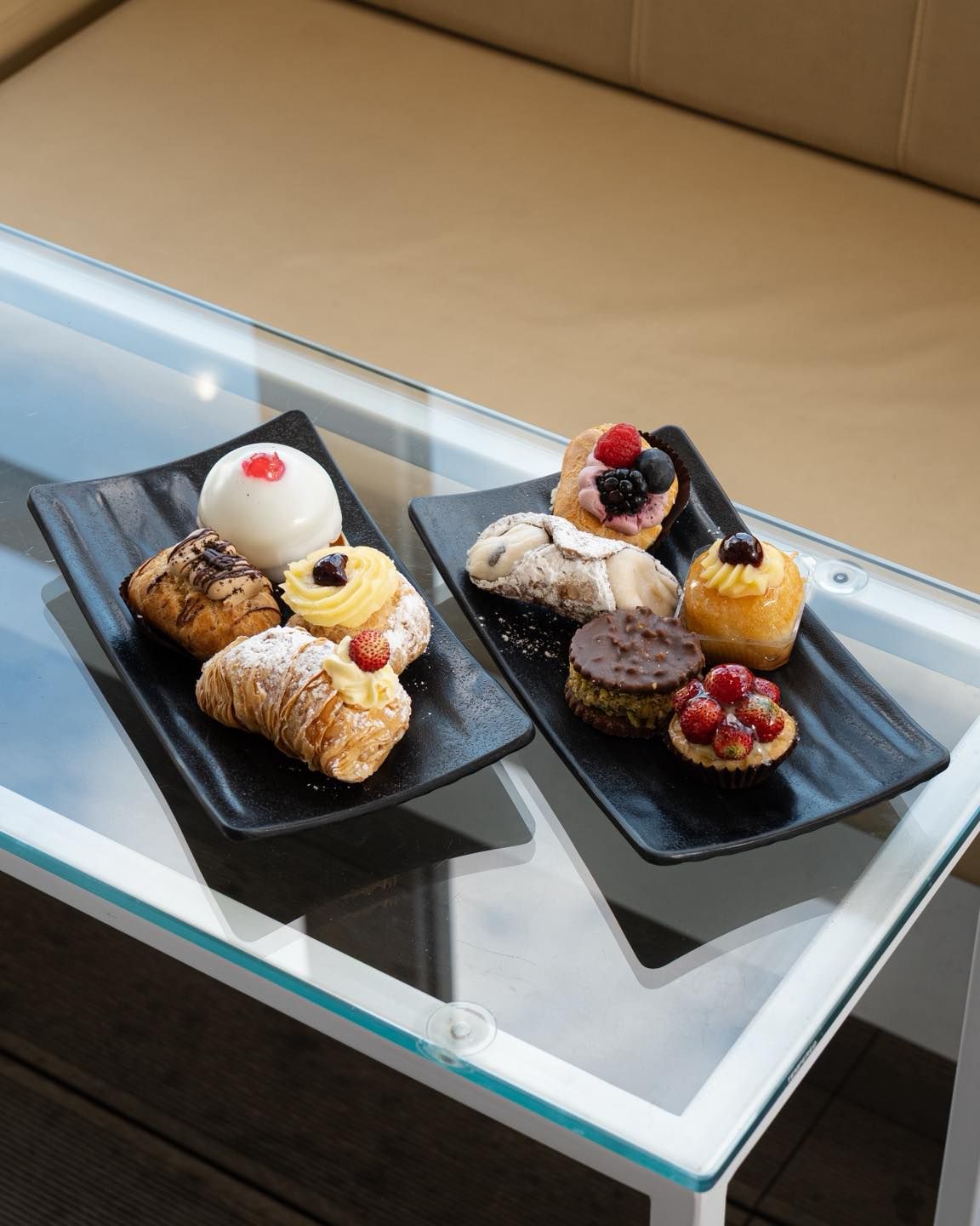 pasticcini, babà, cannolo, code di aragosta