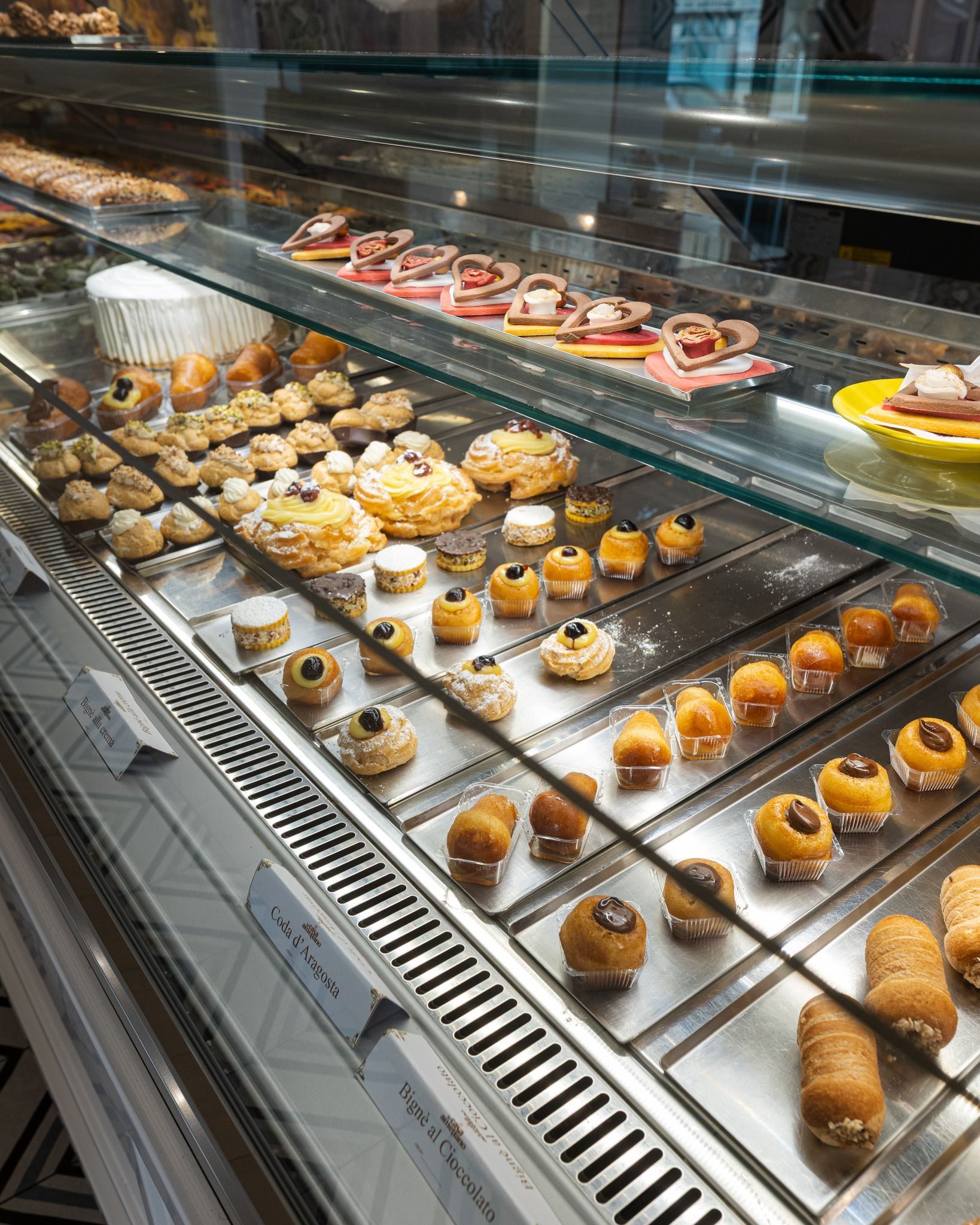 vetrina di pasticcini vari