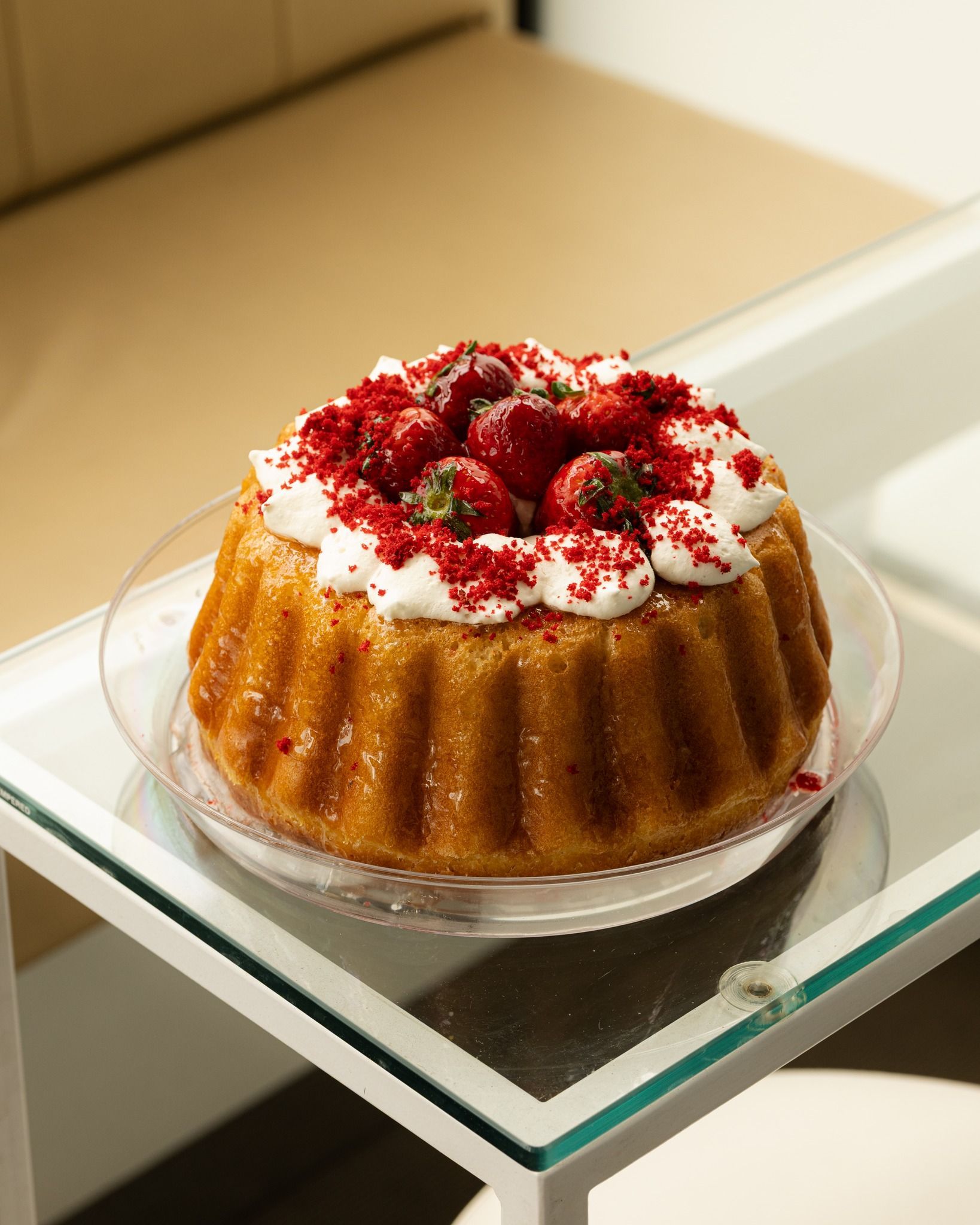 Torta Babà con bagna profumata e una corona di panna fresca e fragoline succose