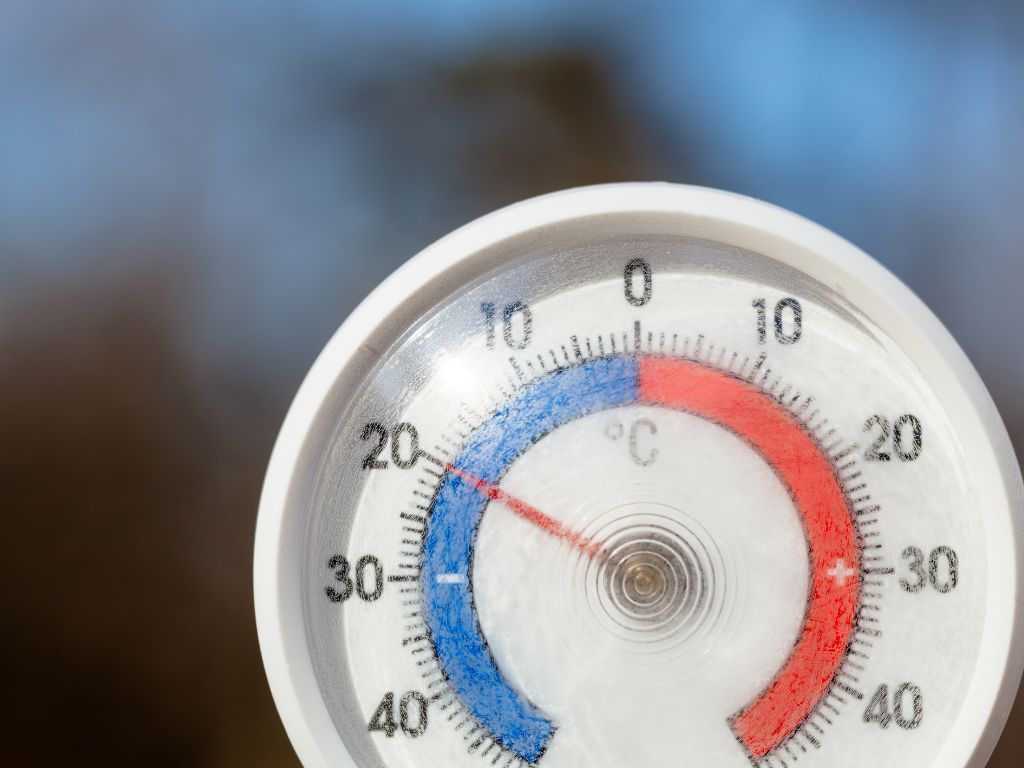 A close up of a thermometer showing a temperature of 40 degrees celsius