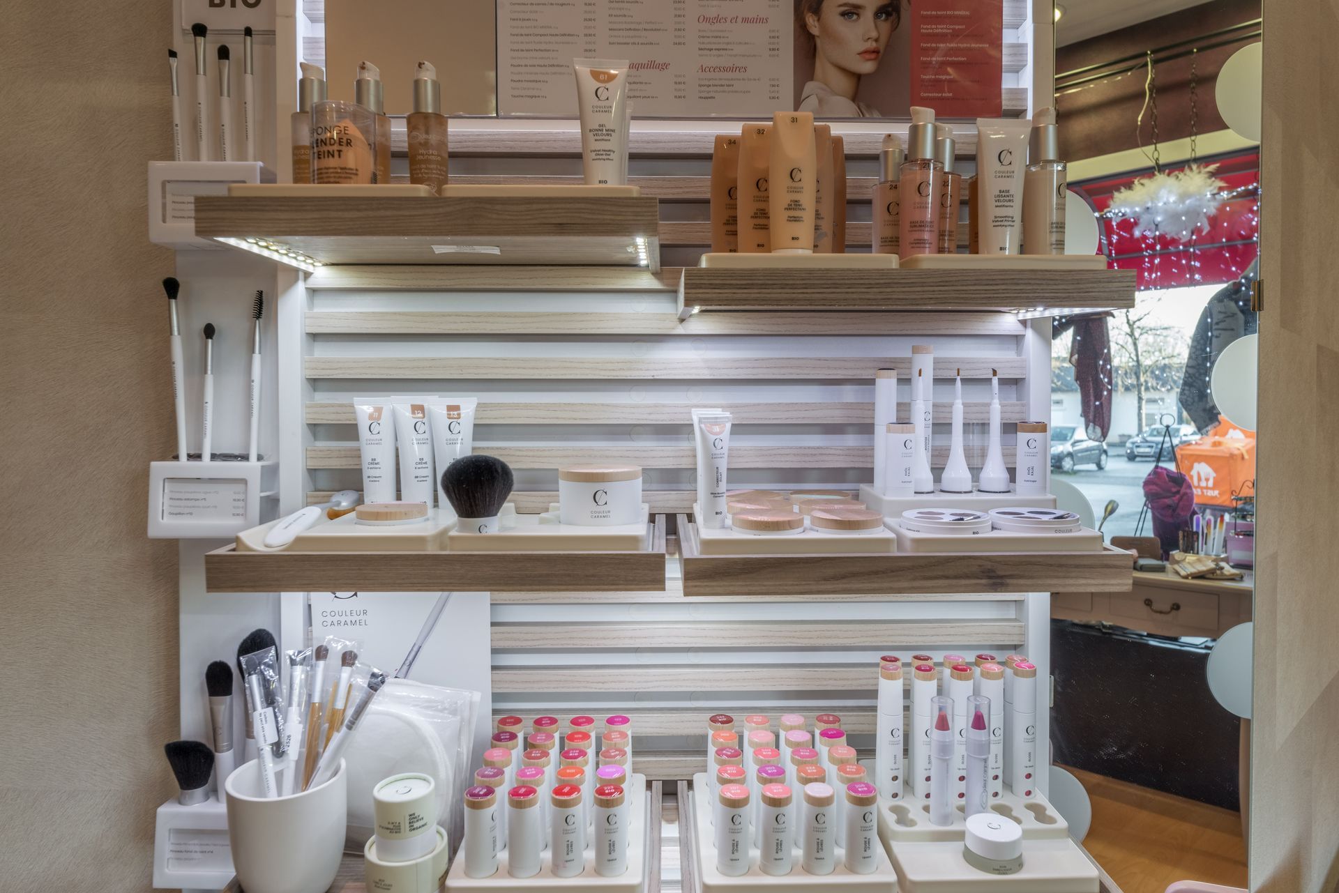 Un étalage de produits de maquillage dans un salon de beauté.