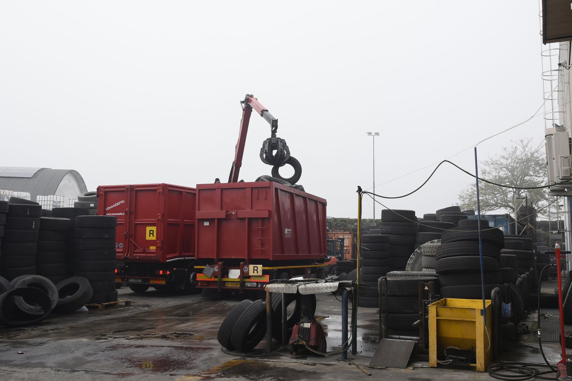Un camion carica pneumatici in un container