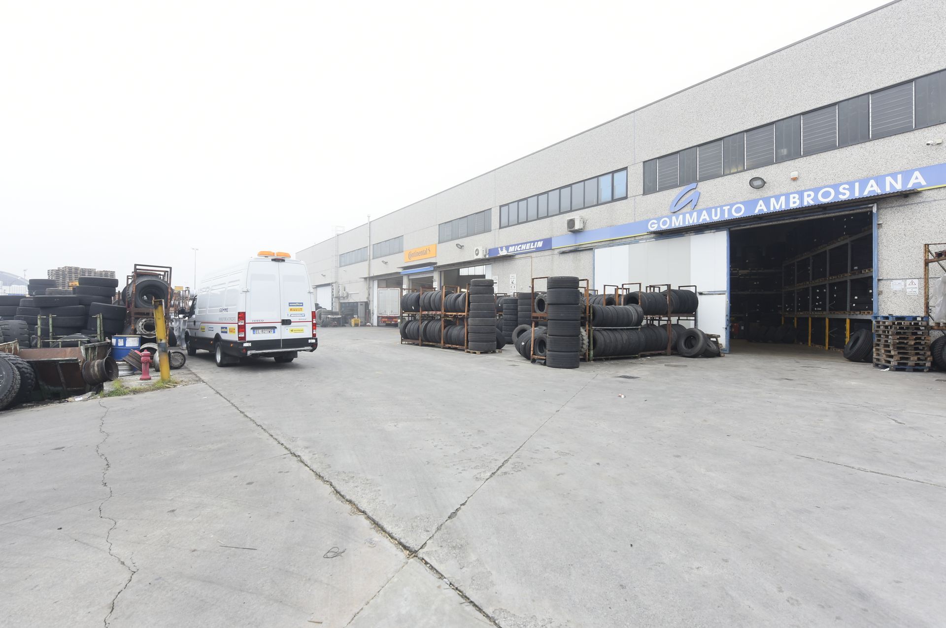 Esterno di un magazzino con pile di pneumatici