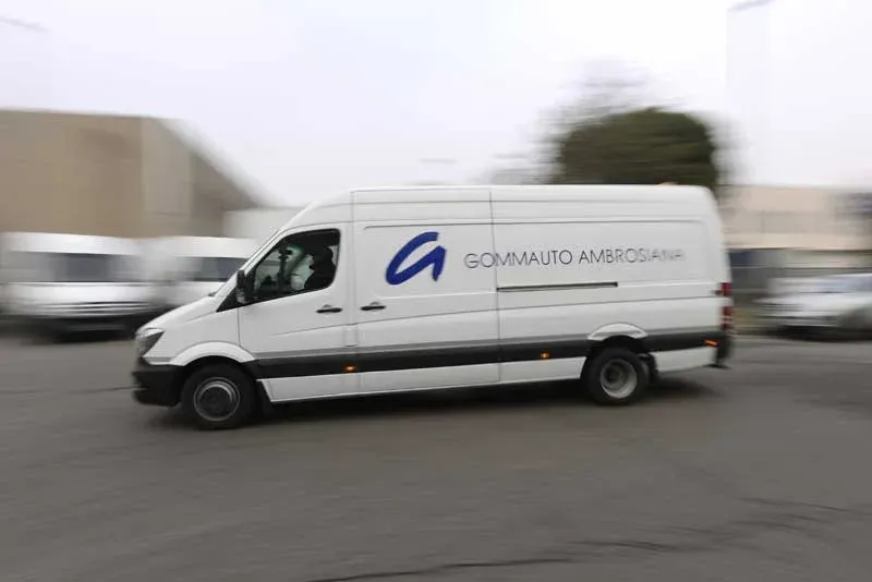 Furgone bianco per le consegne con logo