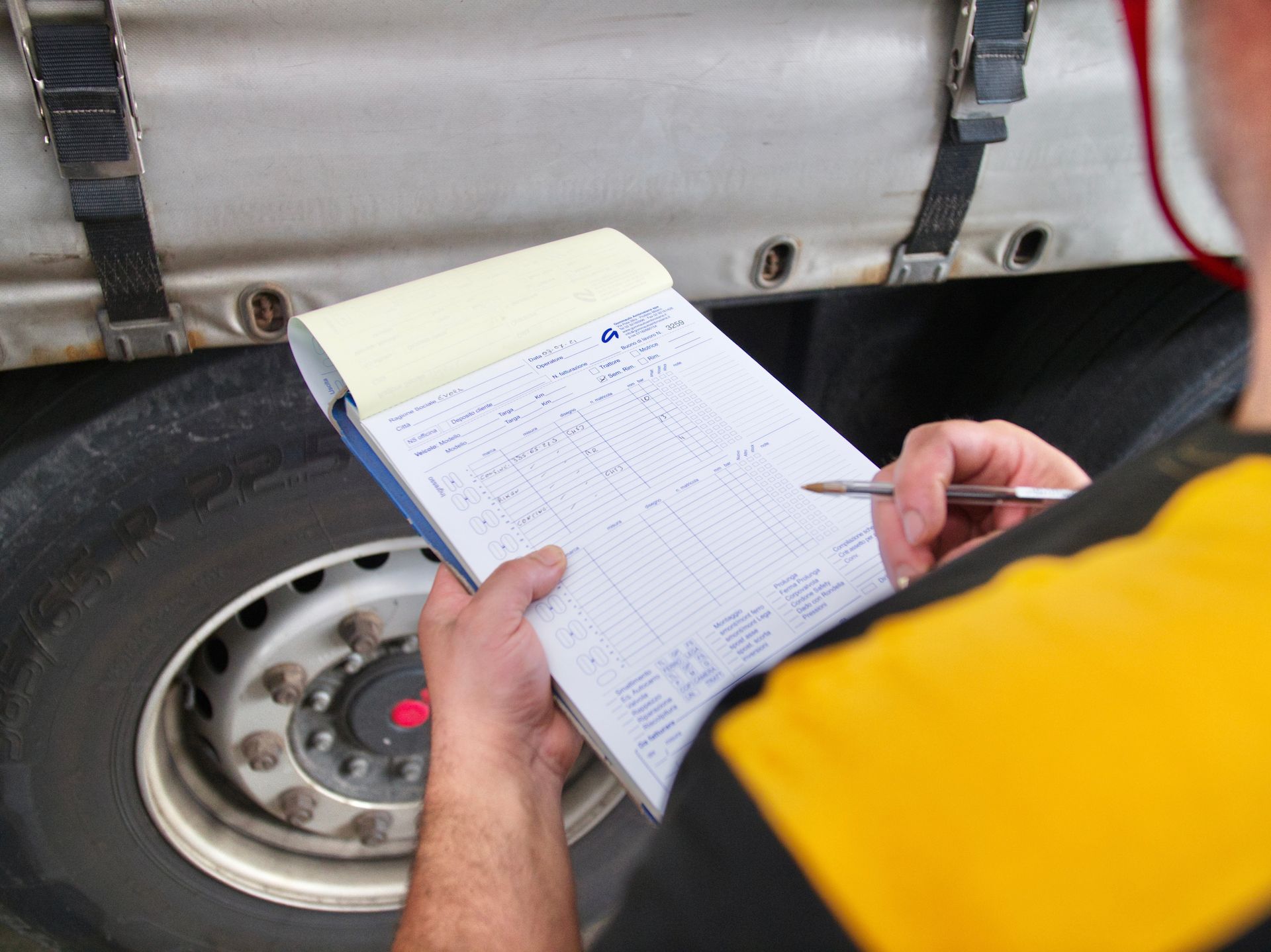 Persona che ispeziona un camion