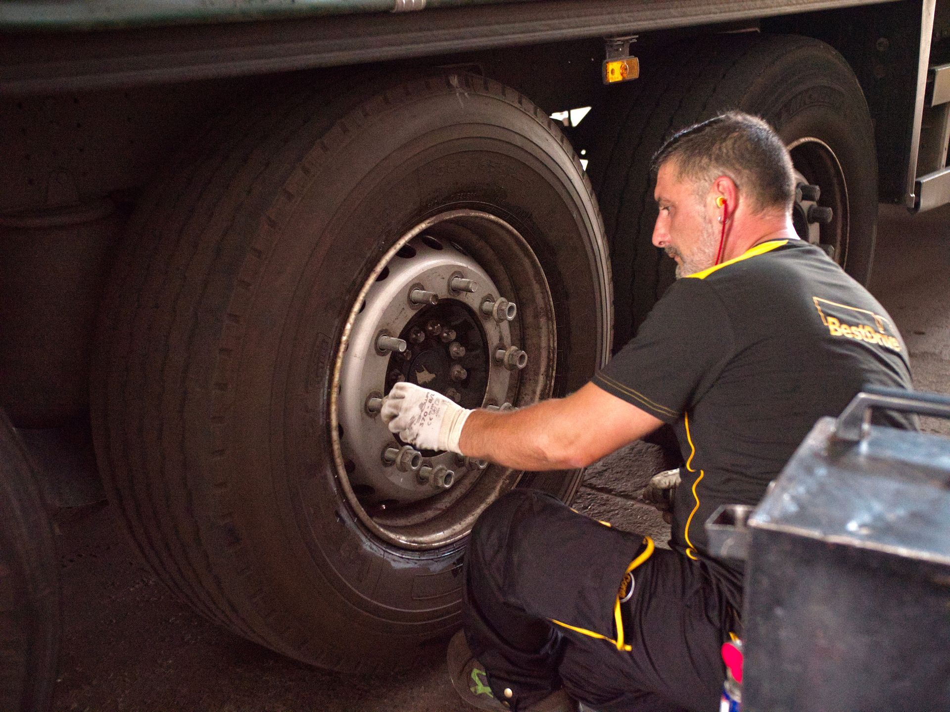 Meccanico che controlla la ruota di un camion
