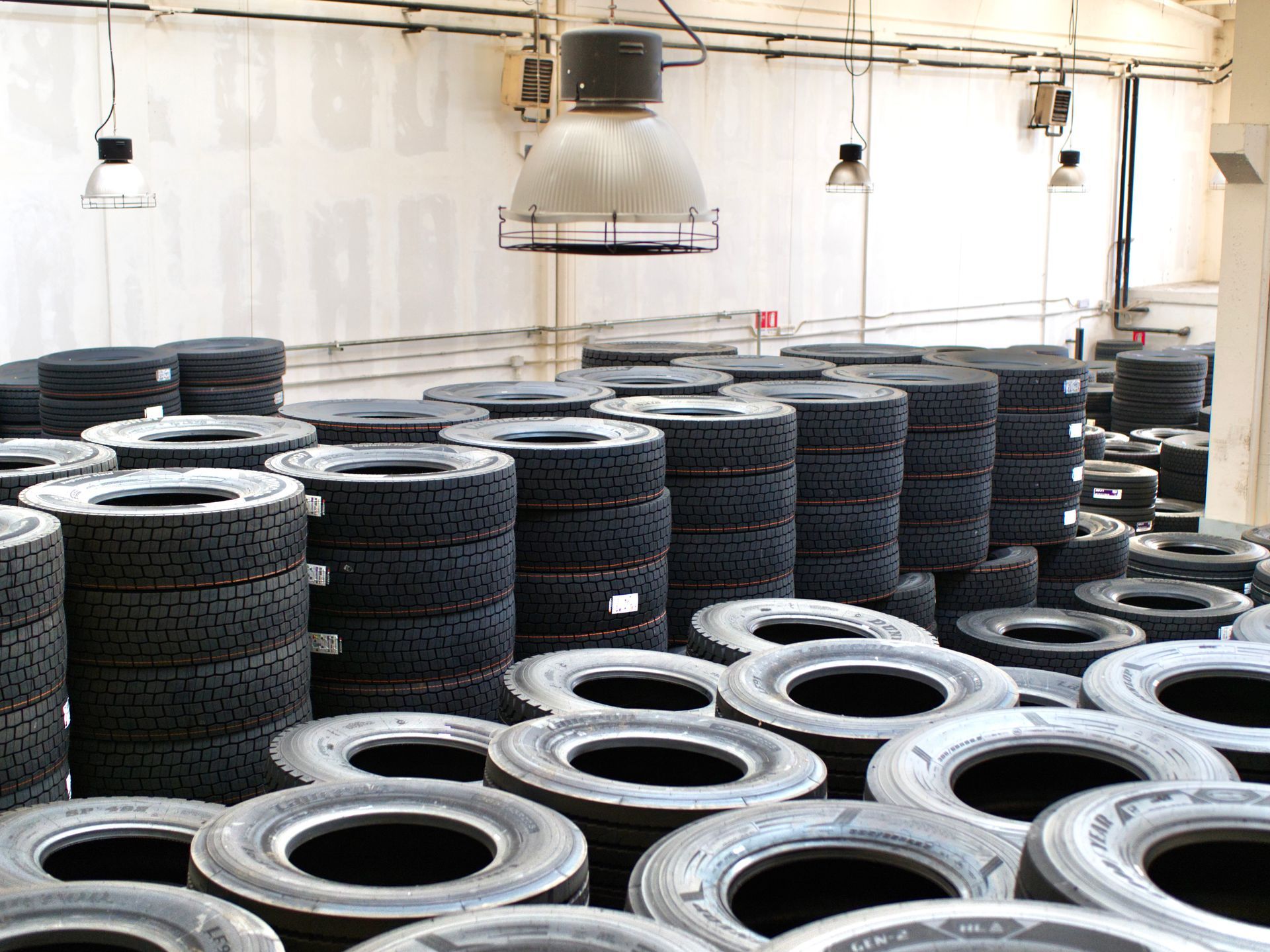 Pneumatici accatastati all'interno di un magazzino
