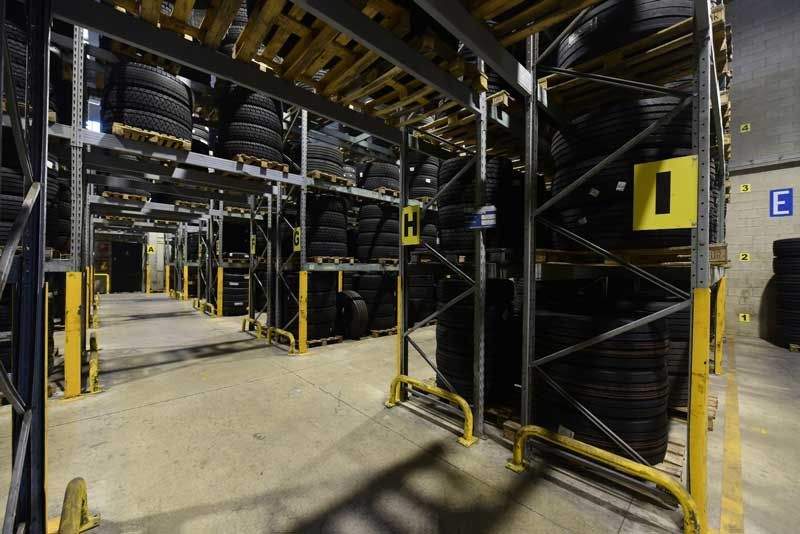 scaffali del magazzino