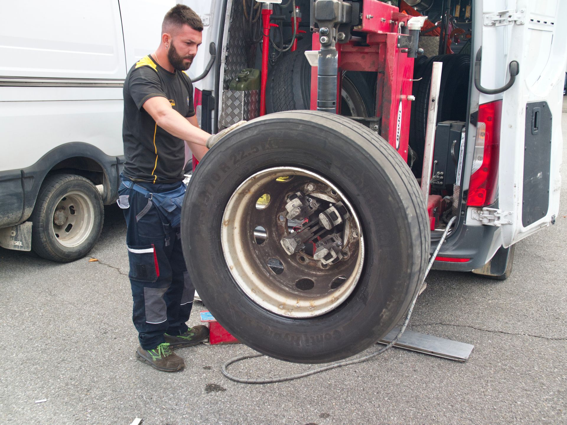Un meccanico cambia la gomma di un camion