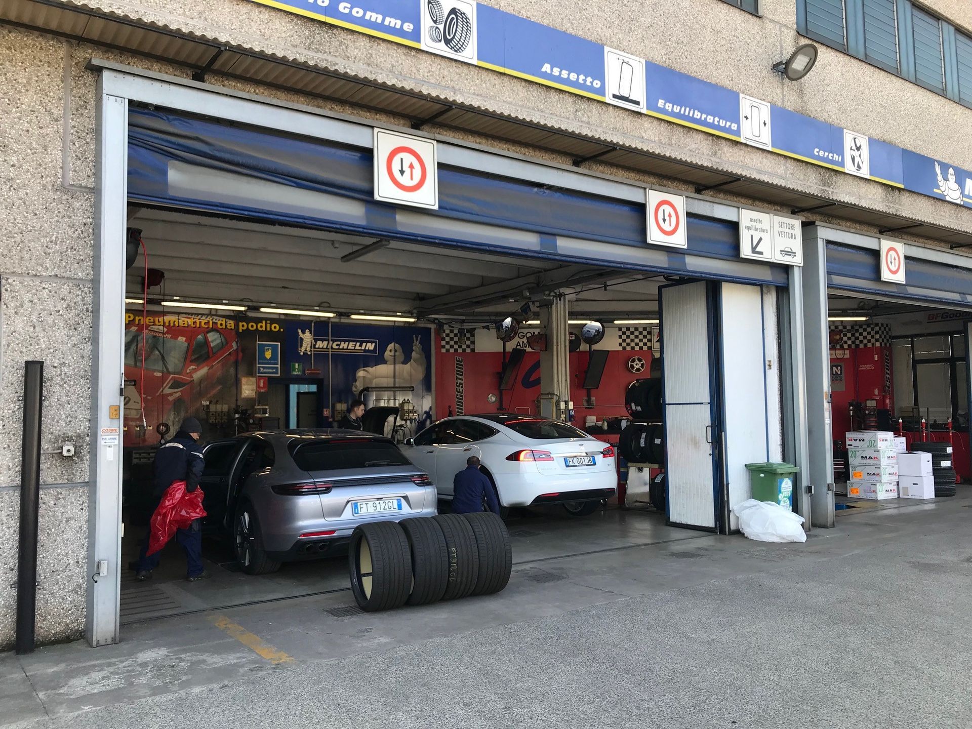 Auto in un garage.