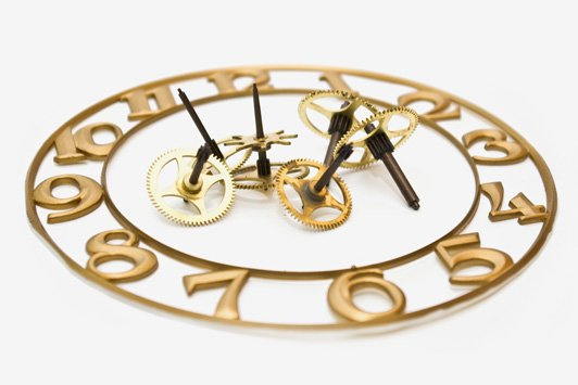 Une horloge avec des engrenages dessus.
