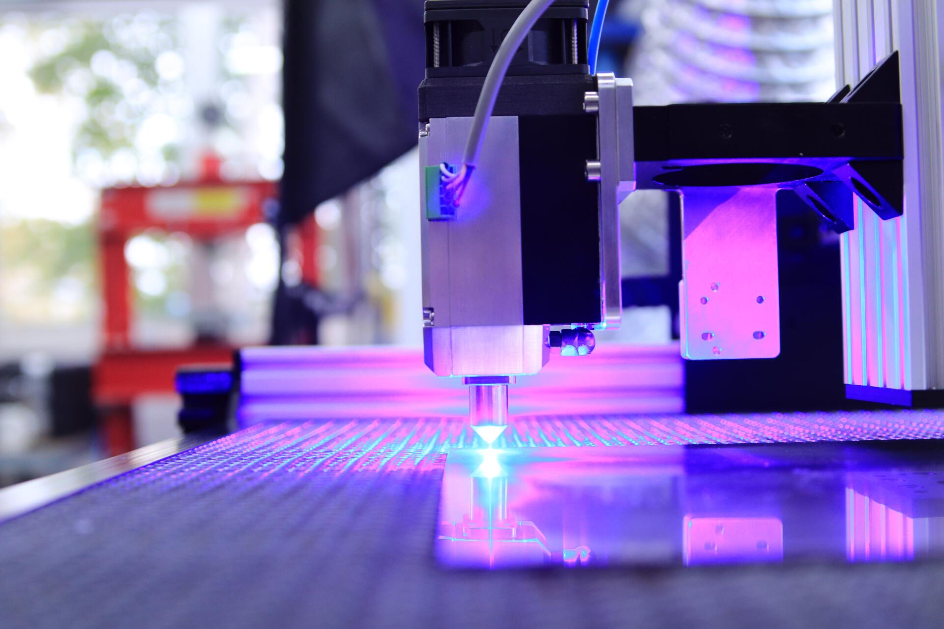 Une machine CNC fonctionne dans une usine.