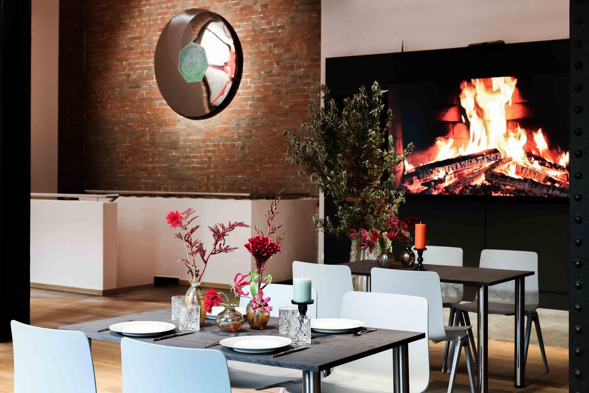 Gedeckter Tisch vor dem Kamin im Firespace