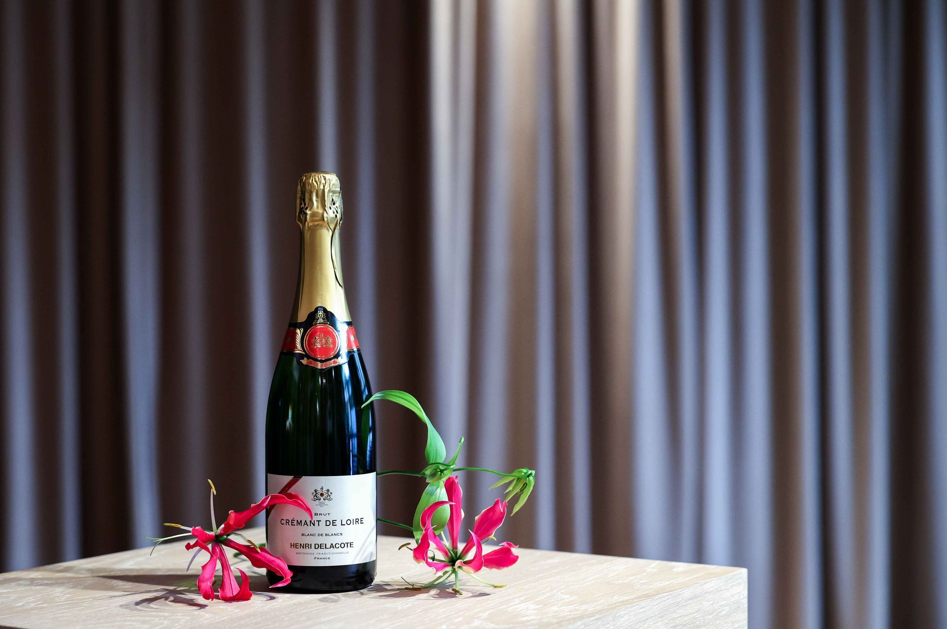 Sektflasche mit Blumendekoration
