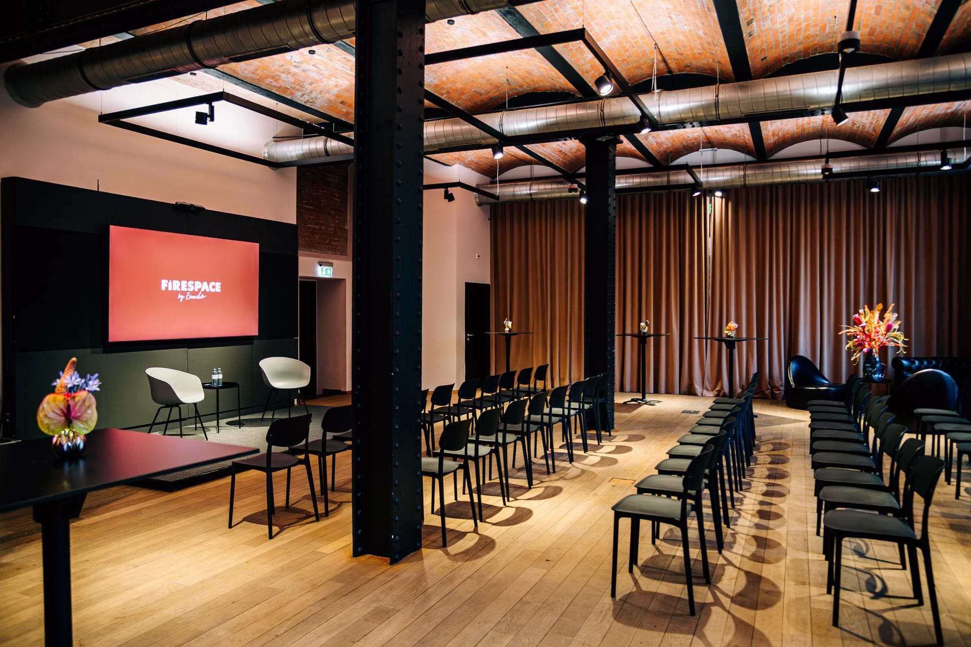 Tagung im Firespace mit Reihenbestuhlung und Leinwand