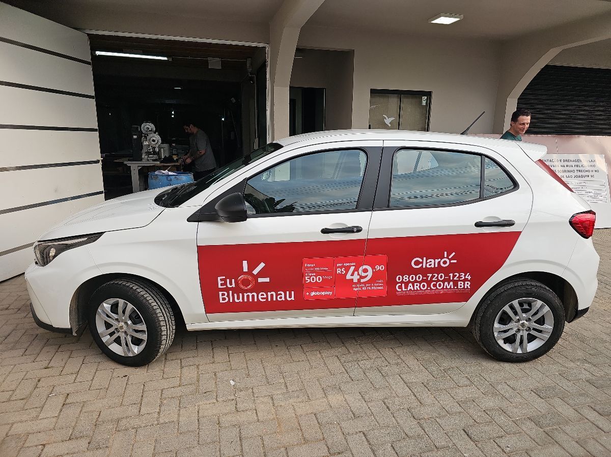 carro adesivado com campanha da claro
km midia