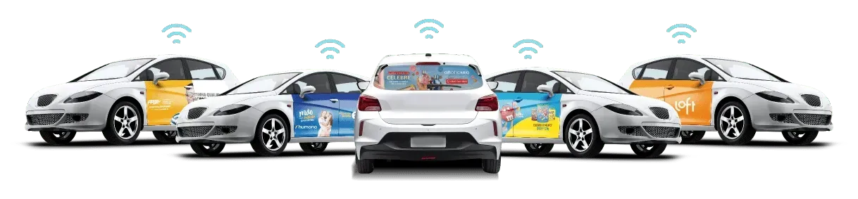 Um grupo de carros estão estacionados um ao lado do outro em um fundo branco.
