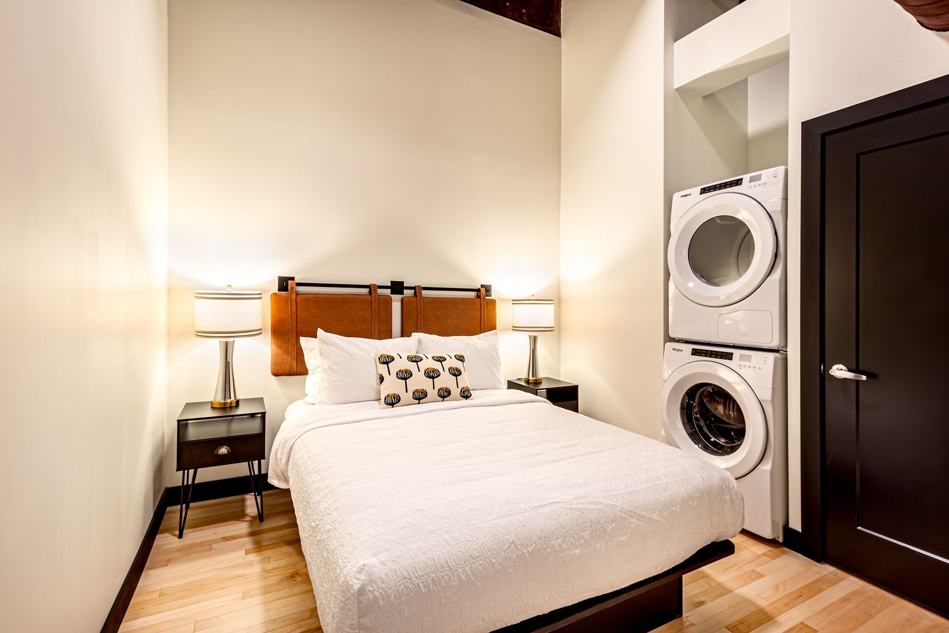 Extra bedroom with queen bed and laundry facilities