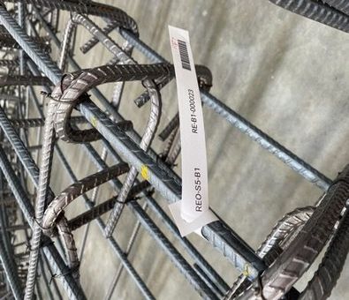 Barcode loop label attached to a reinforcement cage