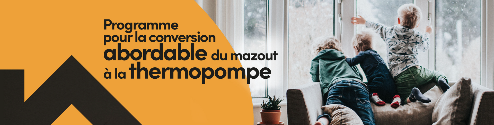 Des enfants jouent près d'une fenêtre, extrait d'une publicité pour un chauffage abordable.