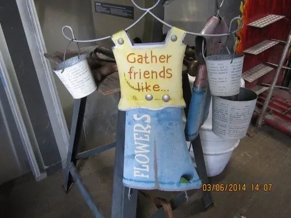 A metal pots.