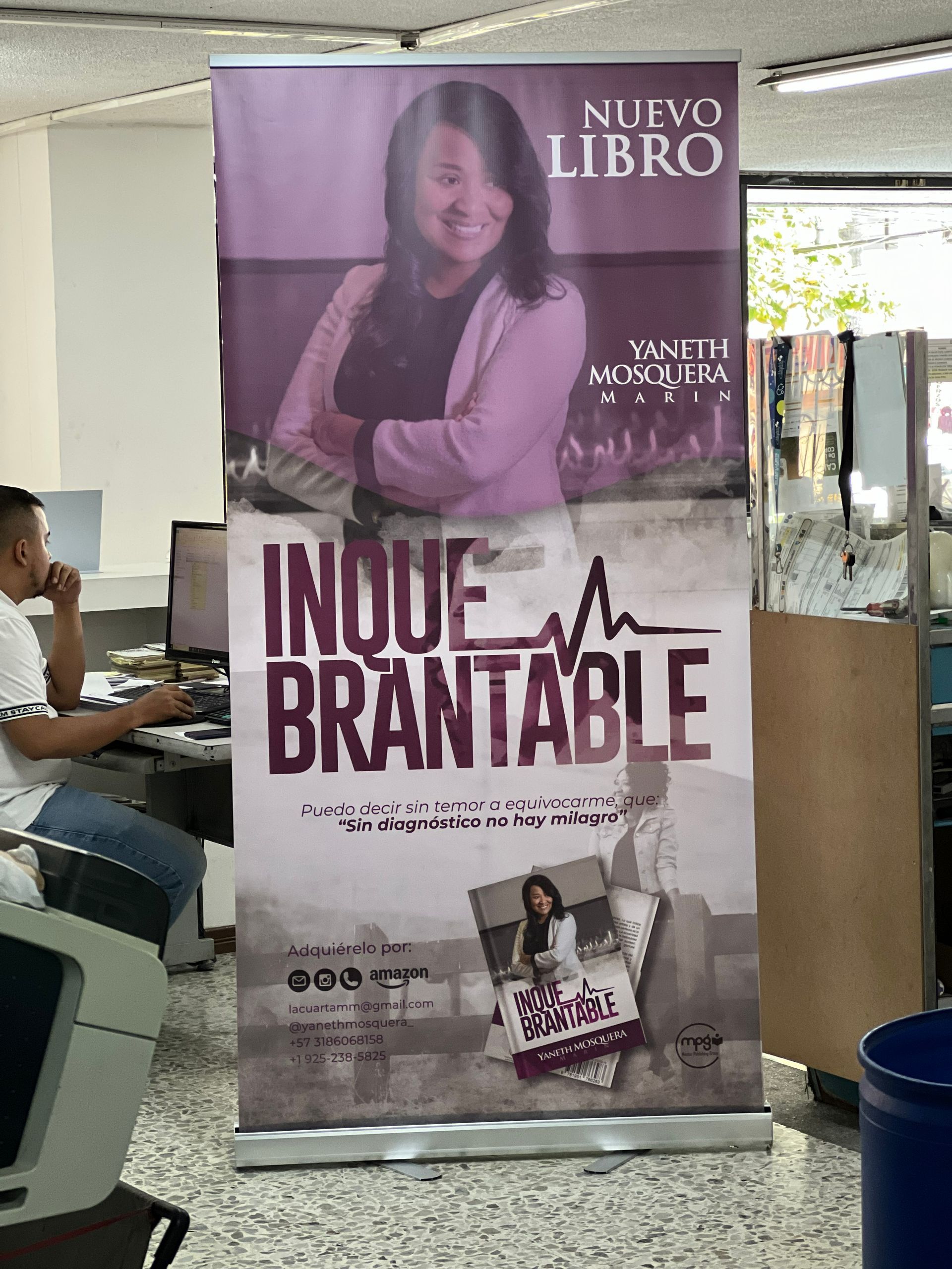 Banner para “Inquebrantable” de “Nuevo Libro”, con la imagen de una mujer sobre el título.