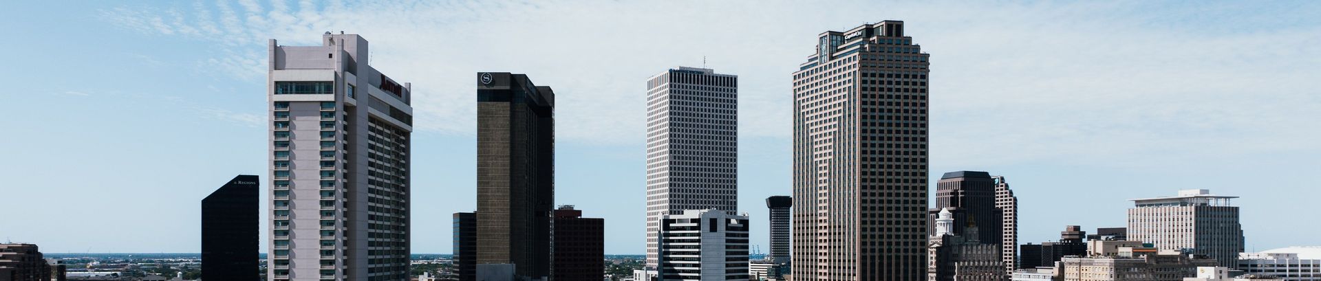 new orleans skyline showing top skyscrapers including marriot, sheraton, capital one building, hancock whitney center, the now abandoned plaza tower, etc