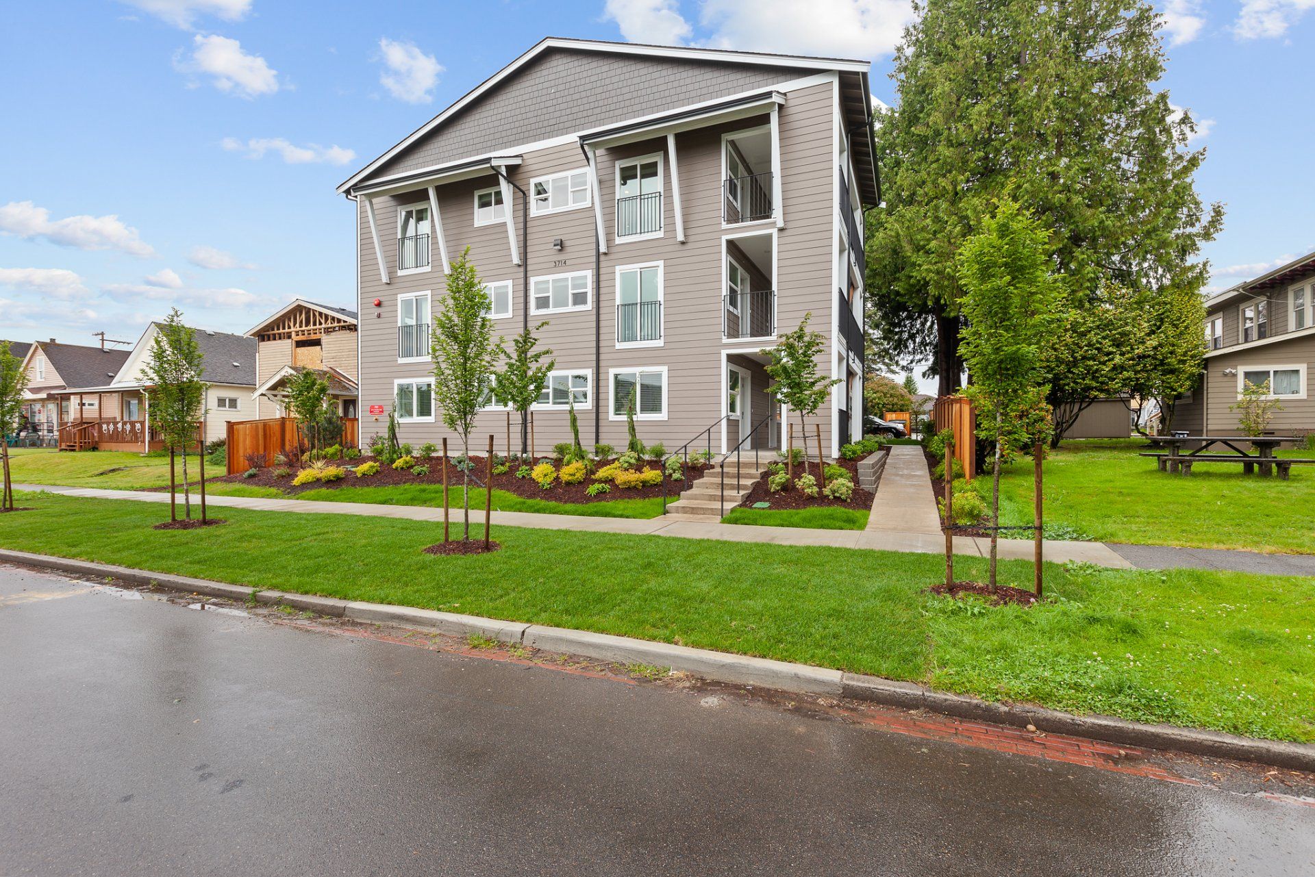 Yakima Ave Apartments, Tacoma, Washington - Modern / 1 Bedroom 1 Bathroom / Lincoln District