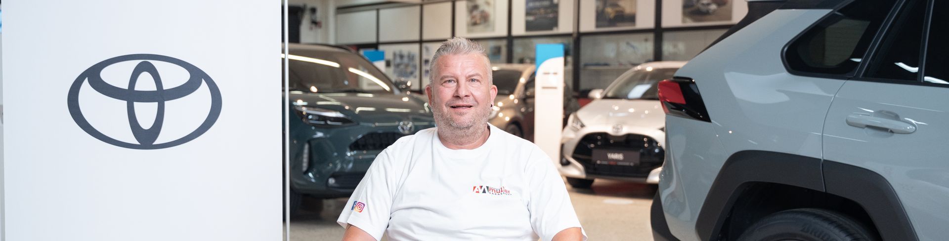 Mitarbeiter des Autohauses Müller in Sarasdorf. Toyota-Logo auf der linken Seite.