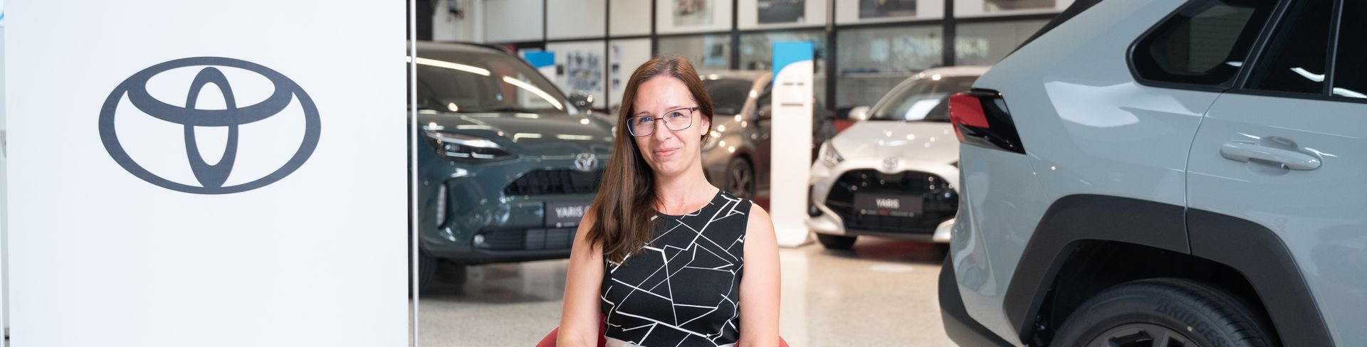 Mitarbeiter in sitzend des Autohaus Müller in Sarasdorf. Toyota-Logo auf der linken Seite.