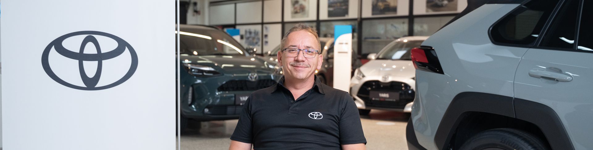 Mitarbeiter des Autohauses Müller in Sarasdorf. Toyota-Logo auf der linken Seite.