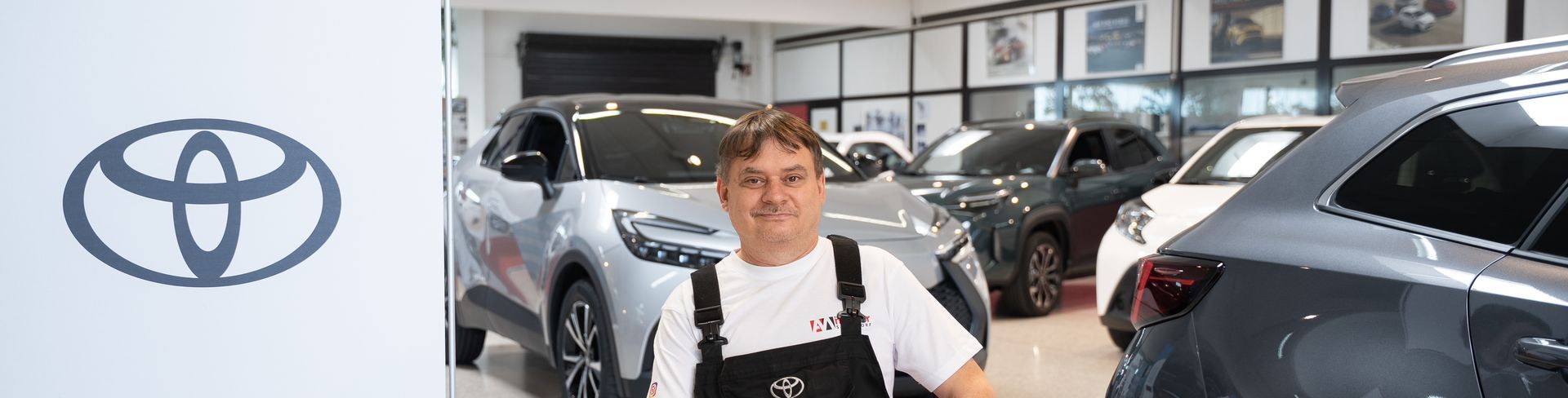 Mitarbeiter des Autohauses Müller in Sarasdorf. Toyota-Logo auf der linken Seite.
