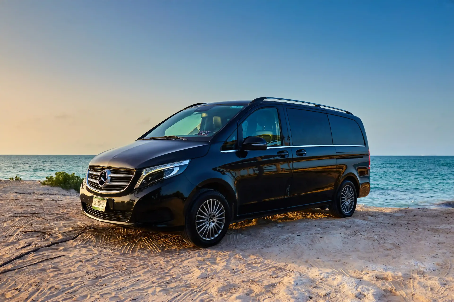 Haz que tus vacaciones sean aún más relajantes con nuestro servicio de transporte especializado desde y hacia el aeropuerto. Viaja con tranquilidad y disfruta de todas las comodidades que tenemos para ofrecer.
