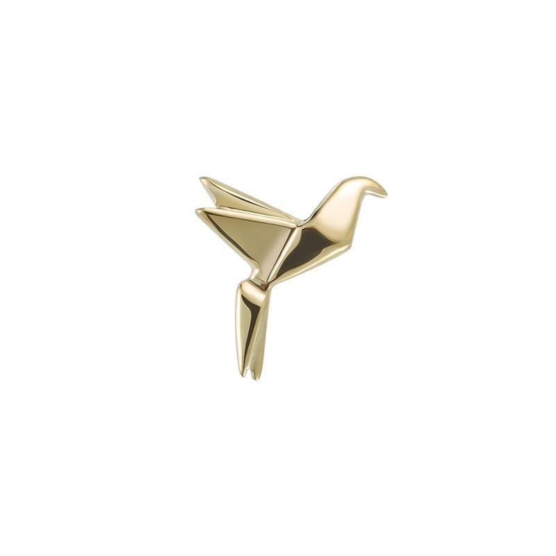 Een gouden, origami-achtige piercing top in de vorm van een kolibrie op een effen witte achtergrond.