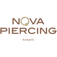 Logo voor Nova Piercing in Kampen, met een gouden oorring die de 'O' van Nova vormt, met bruine tekst op een witte achtergrond.
