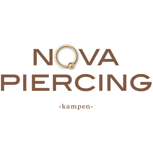 Logo voor Nova Piercing in Kampen, met een gouden oorring die de 'O' van Nova vormt, met bruine tekst op een witte achtergrond.
