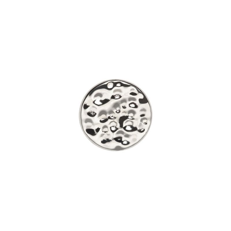 Een ronde knop met een gestructureerde, gehamerde metallic zilveren afwerking op een witte achtergrond.