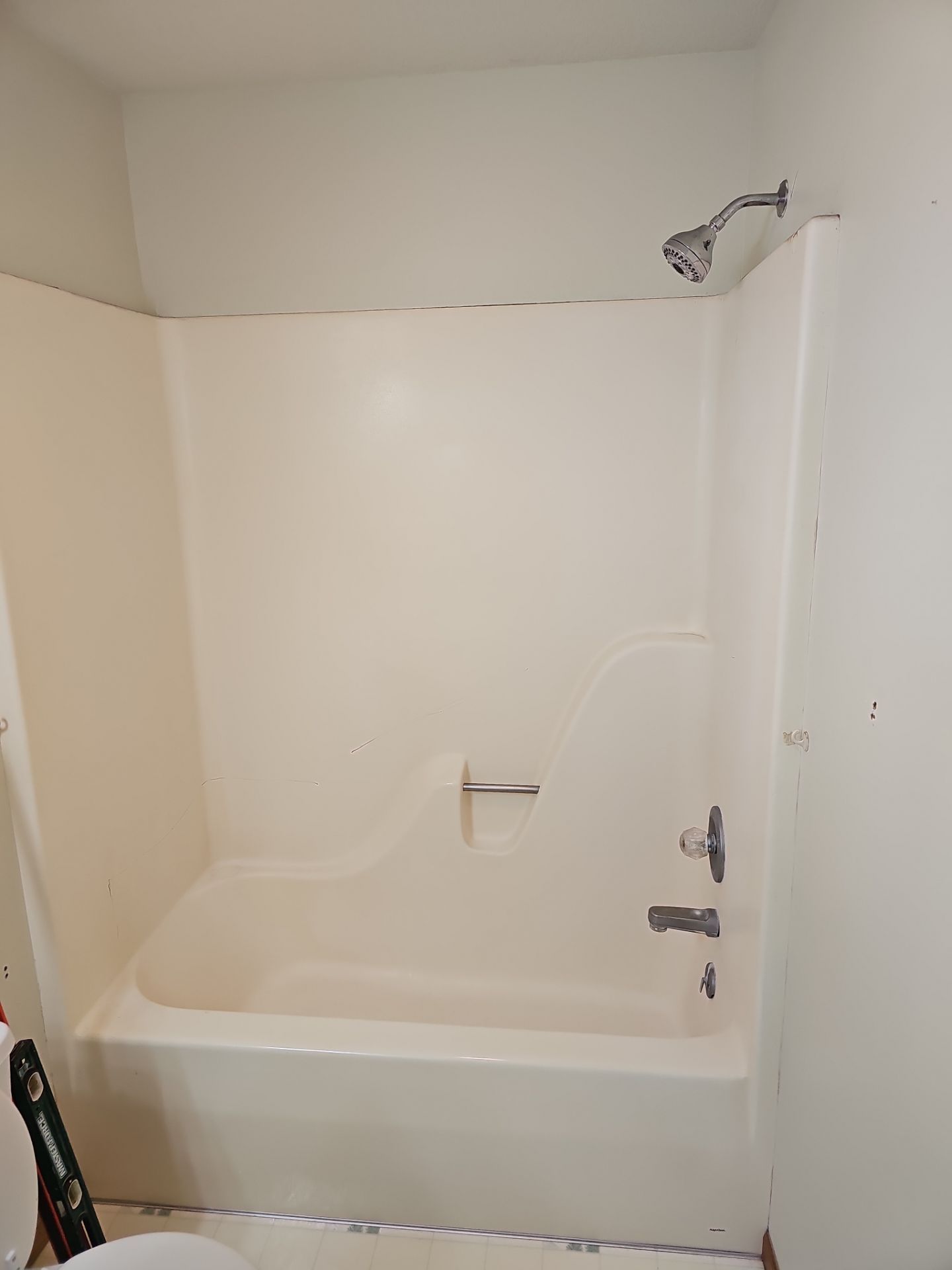 Standard white acrylic bathtub