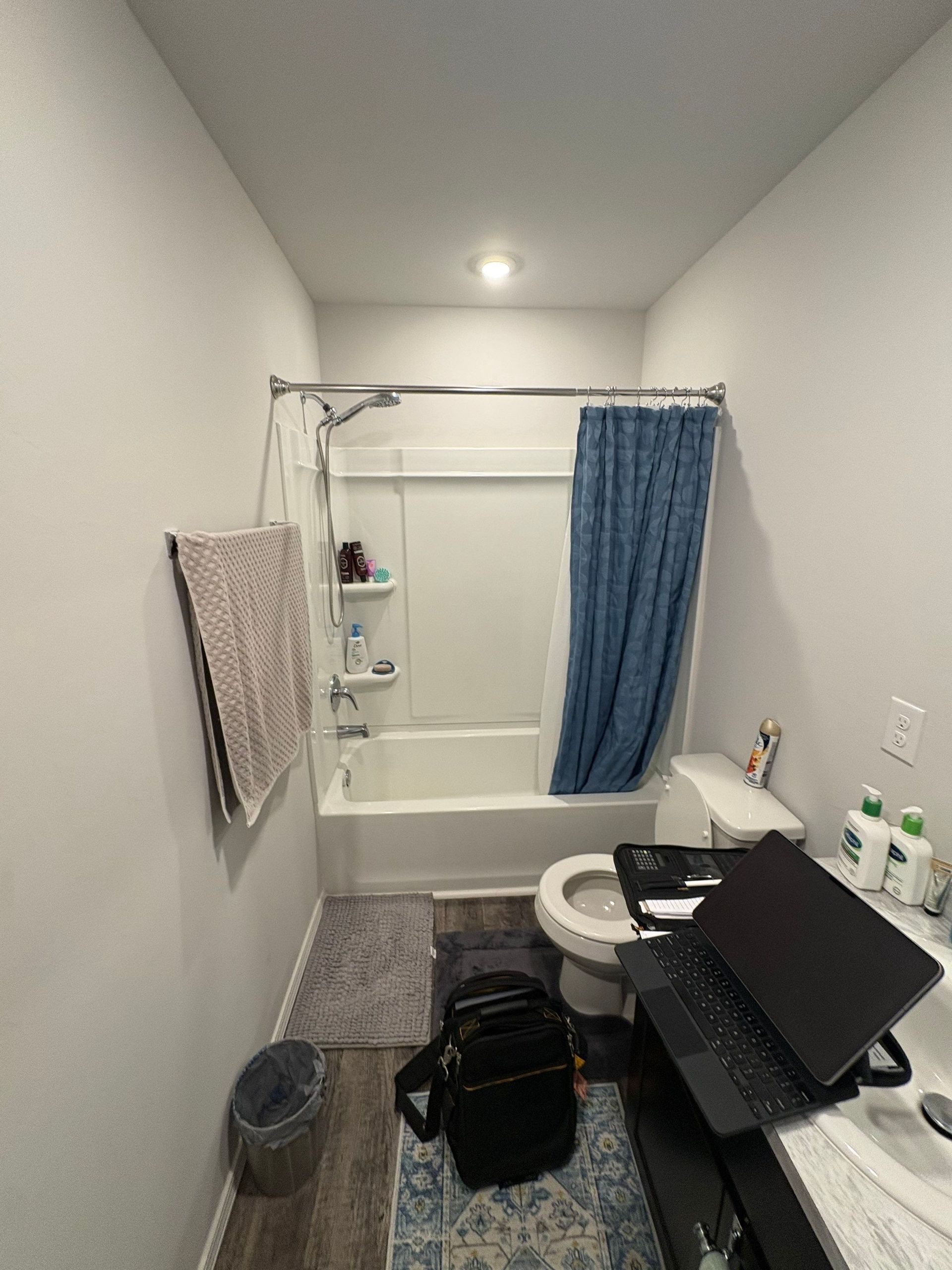 A small bathroom with a bathtub, toilet, and vanity