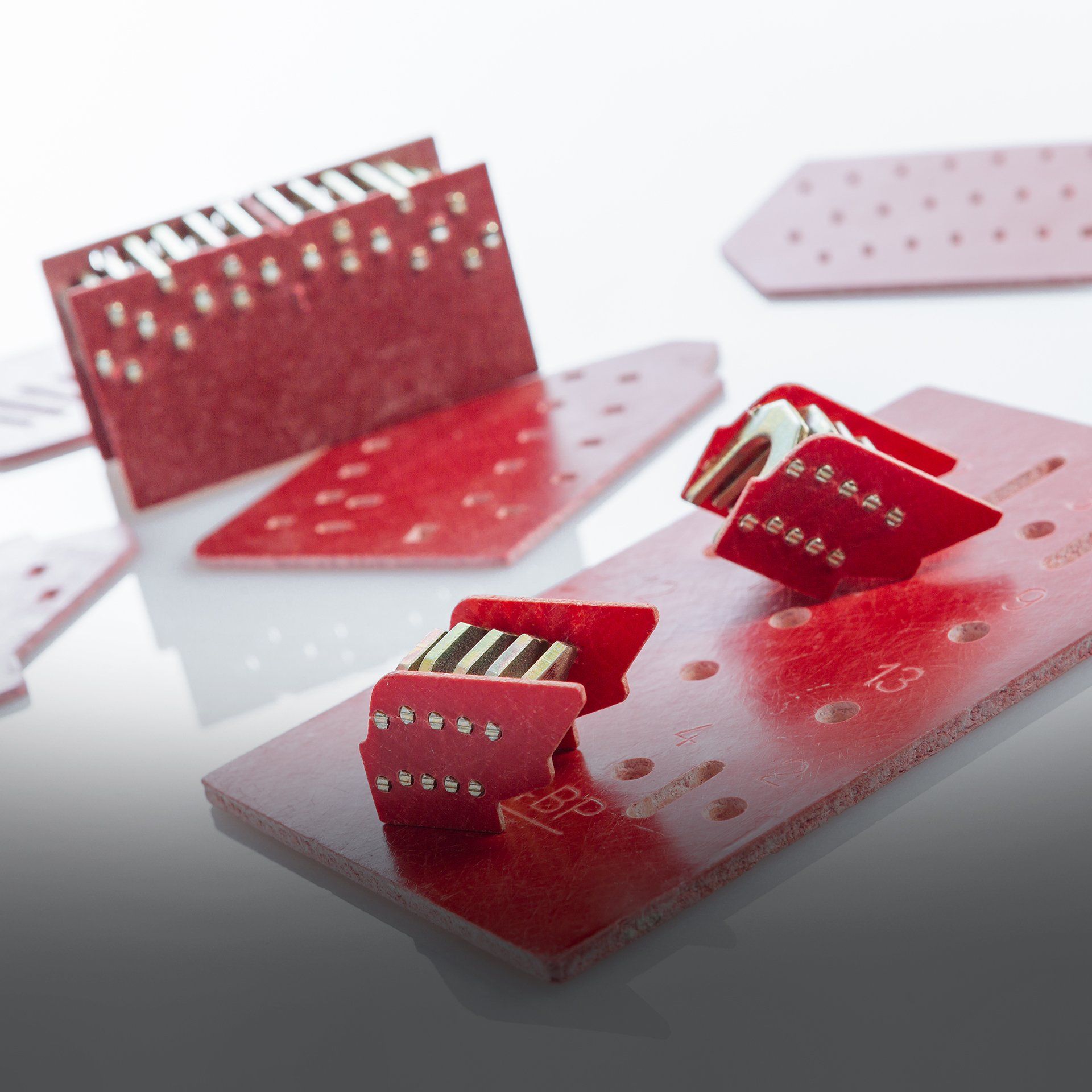 Un tas de morceaux de papier rouges sur une table