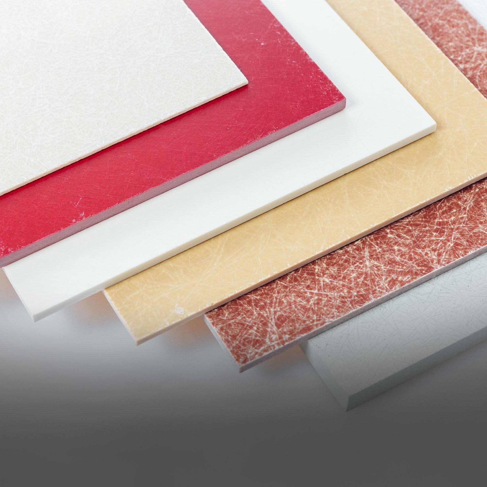 Une pile de feuilles de papier de différentes couleurs