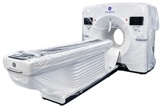 Scanner TC bianco con lettino per il paziente che si estende dal gantry circolare.