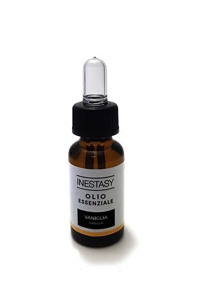 Una bottiglia di olio essenziale con contagocce su uno sfondo bianco.
