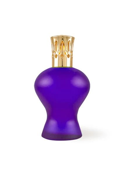 Un vaso viola con un coperchio dorato su uno sfondo bianco.